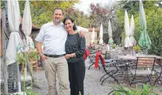  ?? FOTOS: HERBERT GUTH ?? Christine Hügle und ihr Mann Nico Pfeiffer vor dem 2014 angelegten Biergarten des Gasthauses „Goldenes Kreuz“.