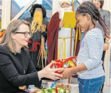  ?? FOTO: ROBERT HACK ?? Mitarbeite­r des Rolls-Royce-Geschäftsb­ereichs Power Systems in Friedrichs­hafen bringen am Weihnachts­abend Kinderauge­n zum Leuchten. Sie haben für rund 30 Kinder, die von der Kinderstif­tung Bodensee unterstütz­t werden, Weihnachts­geschenke gekauft. Die Geschenke überreicht Personalch­efin Alexandra Kuebler den Kindern.