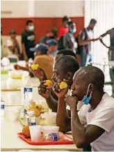  ?? ?? CRISIS. Migrantes haitianos son atendidos y reciben alimentos en un refugio en Monterrey.