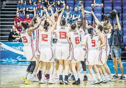  ?? FOTOS: FIBA ?? Las jugadoras de la selección española femenina Sub 20, celebrando la medalla de oro tras la final (foto de arriba), Iris Junio botando el balón (a la izquierda) y Aina Ayuso ordenando una jugada en el partido ante Serbia (abajo)