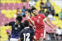  ?? AFP ?? Philippine­s’ Julian Mariano Clarino (right) outjumps Cambodia players to head the ball in their match at the SEA Games on Tuesday.
