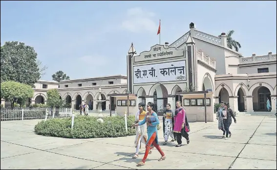  ?? SS CHOPRA/HT ?? The country’s oldest college under the fold of the DAV institutio­ns lies nestled on a road that forks right near the Jagadhri Gate on the Ambalahisa­r highway.