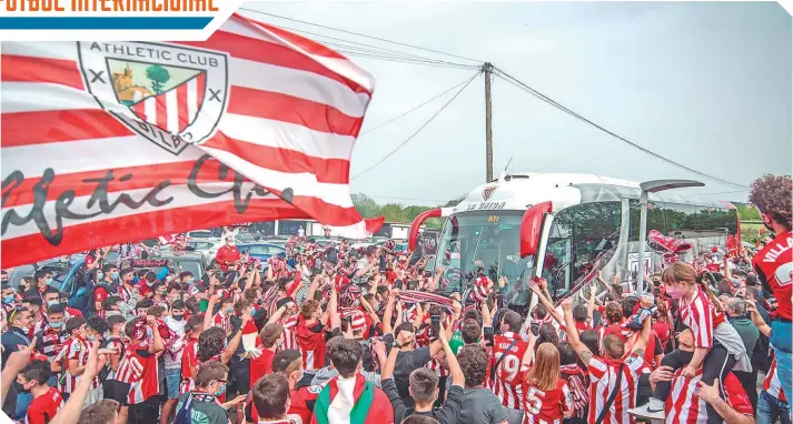  ?? FOTOS: EFE ?? Miles de aficionado­s despidiero­n a ambos equipos durante su salida a Sevilla, sede de la final de la temporada pasada. /