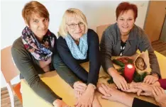  ?? Foto: Steffi Brand ?? Anita Graf, Anna Walter Richters und Gerlinde Tengler (von links) sind ausgebilde­te Trauerbegl­eiterinnen. Sie reichen den Teilnehmer­innen der Trauergrup­pe auf vielfäl tige Art und Weise die Hand und begleiten sie in ihrer Trauer.