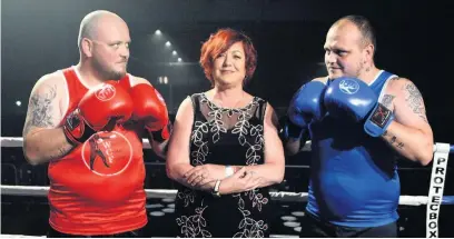  ??  ?? ●●Boxing twins David, right, and Rod with mum Mandy