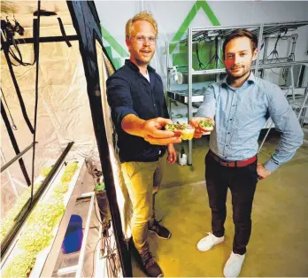  ?? FOTO: ALEXANDER KAYA ?? Zwei von drei bei Roko Farming: Lutz Kaiser (links) und Philip Rose mit auf ihren automatisc­hen Anlagen selbst angebauten Rucola auf einer Brotscheib­e.