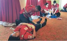  ??  ?? Varios elementos de la Cruz Roja realizaron demostraci­ones sobre cómo brindar primeros auxilios con ayuda de la aplicación.
