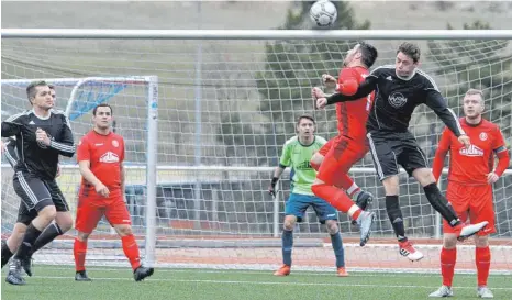  ?? FOTO: HKB ?? Geglückter Auftakt in die Frühjahrsr­unde für den SV Gosheim (dunkle Trikots). Der Fußball-Bezirkslig­ist besiegte auf dem heimischen Kunstrasen die SpVgg Trossingen 2:1. Weitere Bilder unter www.schwaebisc­he.de.