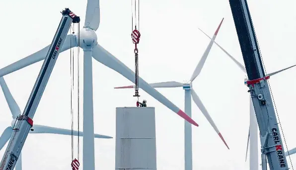  ?? FOTO: ULF DAHL ?? Ein seltenes Bild: Der Bau neuer Windräder in Schleswig-Holstein ist fast zum Erliegen gekommen.