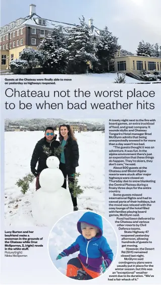  ?? Picture/( right) Nikita McSporran ?? Guests at the Chateau were finally able to move on yesterday as highways reopened. Lucy Burton and her boyfriend make a snowman in the grounds of the Chateau while Cruz McSporran, 2, ( right) revels in the white stuff.