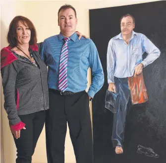  ?? Picture: STEVE HOLLAND ?? Andrew Csabi with Gold Coast artist Ursula Kelly, who has painted the Bali bomb survivor for her entry into the Archibald Prize.