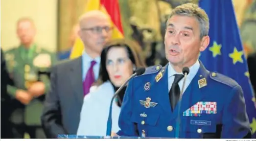  ?? FERNANDO ALVARADO / EFE ?? El general Villarroya en un acto. Detrás, la ministra de Defensa, Margarita Robles.