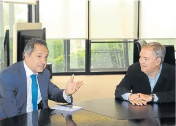  ??  ?? Reencuentr­o. El gobernador Schiaretti recibió al ex candidato Daniel Scioli.