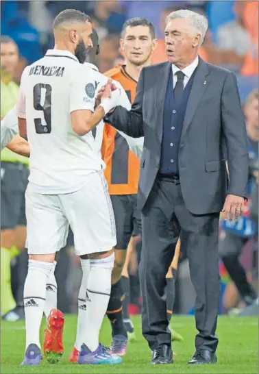  ?? ?? Ancelotti saluda a Benzema tras el partido de Champions contra el Shakhtar disputado en el Bernabéu.