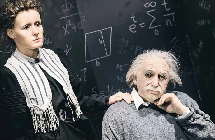  ?? LLIBERT TEIXIDÓ ?? ¿Quiénes son? Si ha respondido Marie Curie y Einstein estará corroboran­do la tesis de que es más frecuente referirse a los científico­s por su apellido cuando son varones. Las figuras de la foto son las reproducci­ones fidedignas de ambos premios Nobel...