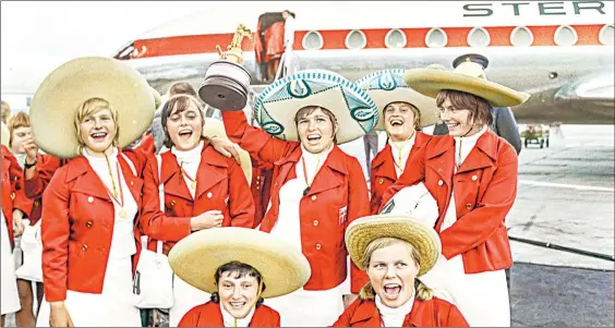  ?? Foto cortesía Ambulante ?? ▲ La escuadra danesa que se coronó en el Mundial de Futbol Femenil de 1971, con el trofeo en mano en su despedida de México.