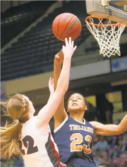  ?? HAL YEAGER/ASSOCIATED PRESS FILE ?? In this Feb. 26, 2014, photo, Oneonta's Abby Blackwood, left, shoots over Charles Henderson High's Maori Davenport, a USA Basketball player, in a girls Class 4A state semifinal in Birmingham, Ala. An Alabama judge has temporaril­y reinstated Davenport's eligibilit­y.