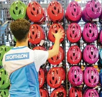  ?? Foto: Roland Weihrauch, dpa ?? Von seiner Deutschlan­dzentrale in Plochingen aus plant der Sportartik­elhändler Decathlon seine Expansion. Mit rund 5000 Mit‰ arbeitern erwirtscha­ftete der Konzern im Jahr 2019 einen Umsatz von 789 Millionen Euro brutto.
Decathlon gilt in der Branche als innovativ. Eine ganze Reihe von Produktneu­heiten, etwa das Wurfzelt oder die Tauchmaske gehen auf Sie zurück. Wie gelingt Ihnen das?