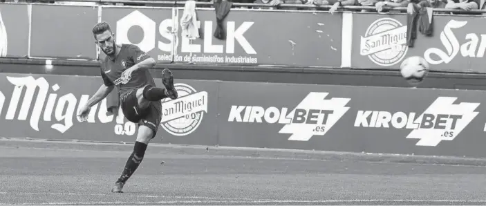  ??  ?? Roberto Torres, ajustando el lanzamient­o de la falta que supuso el tercer gol de Osasuna, el primero de su cuenta personal esta Liga.