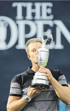  ?? Foto: AP ?? Chvíle slasti Nejprve Henrik Stenson po životním triumfu políbil ženu Emmu a pak i slavný džbánek, trofej pro vítěze britského The Open.