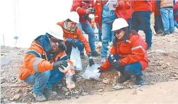  ??  ?? Employees of Barrick Gold Corp take samples of water at the Veladero mine, one of Barrick’s five core mines, located near the city of Jachal, Argentina. China’s Zijin Mining Group Co Ltd and Shandong Gold Mining Co Ltd have held separate talks with...