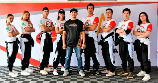  ?? PHOTOGRAPH­S COURTESY OF TUASON RACING SCHOOL ?? EIGHT celebrity racers together with host Tom Alvarez (center) pose with swagger.