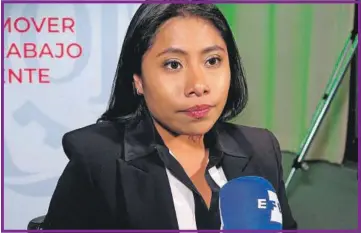  ??  ?? Yalitza en entrevista con Efe, en la que reivindicó el derecho de las trabajador­as