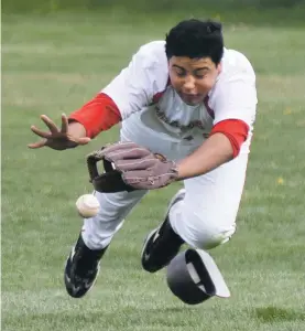  ?? CLYDE MUELLER/THE NEW MEXICO ?? Monte del Sol right fielder Isaiah Martinez lunges for the ball during Tuesday’s game against Santa Fe Prep at the Municipal Recreation Complex.