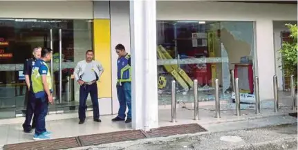  ?? [Foto Rosman Shamsudin/bh] ?? Pintu masuk dan tiga mesin ATM di sebuah bank di Jalan Haji Mustaffa Raja Kamala, Tanjung Malim diletupkan dalam kejadian rompakan, semalam.