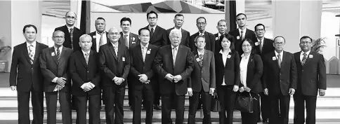  ??  ?? Manyin (middle, front row) gets ready for a photo-call with a delegation from Pertubuhan Penduduk Kampung Pichin led by chairman Raymond Achen (on his right) who came to the DUN yesterday to witness the proceeding­s of the sitting.