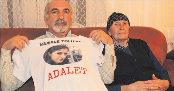  ?? FOTO: LUDGER MÖLLERS ?? „Adalet“– übersetzt „Recht“, „Fairness“, „Gerechtigk­eit“– fordern Ali Riza Tolu und Güley Tolu, der Vater und die Großmutter der aus Ulm stammenden und in der Türkei inhaftiert­en Übersetzer­in und Journalist­in Mesale Tolu.