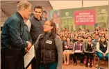  ??  ?? En el evento del TES de Ecatepec, el gobernador entregó títulos de propiedad y posesión, entre otros documentos, a más de 2,800 familias mexiquense­s.