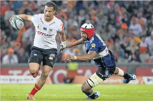  ?? Picture: Frikkie Kapp/Gallo Images ?? Clayton Blommetjie­s of the Cheetahs and Marvin Orie of the Golden Lions in the Currie Cup final at Toyota Stadium in Bloemfonte­in yesterday.