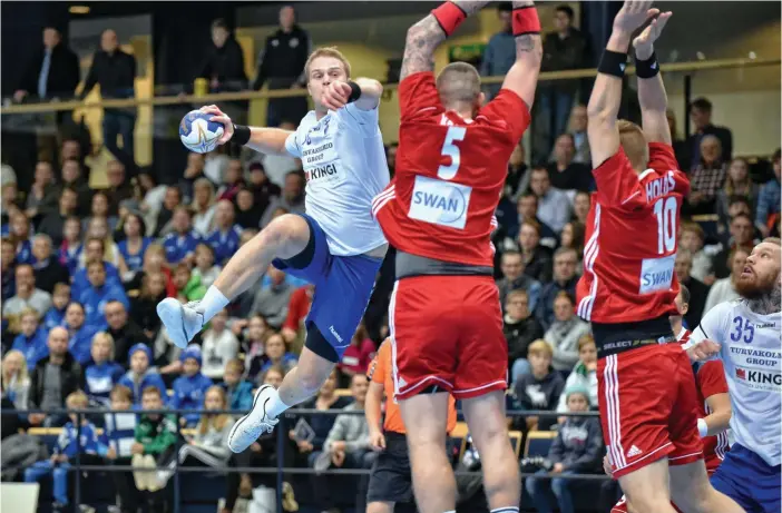  ?? FOTO: FSC MEDIA ?? Finland hade stora problem med anfallsspe­let mot Slovakien. Här går Rickard Sundberg på avslut utan att få utdelning