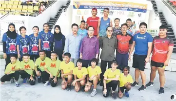  ??  ?? Record breakers in a group photo with Lau (7th from left), Hii (8th left) and other officials.