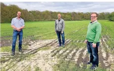  ?? RP-FOTO: FRITZ SCHUBERT ?? Rüdiger Neuenhoff, Marc Schulte-bunert und Jens Buchmann (von links) an dem monierten Feld in Obrighoven