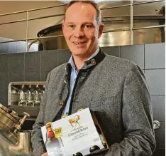  ?? Foto: Peter Spanrunft, Schwarzbrä­u ?? Inhaber Leopold Schwarz mit dem Schneeböck­chen, dem besten Schwarzbrä­u Bier im DLG Wettbewerb 2018.