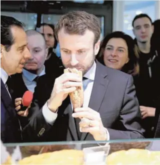  ?? EFE ?? Emmanuel Macron, en una visita en 2016 a una panadería en París