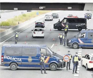  ?? VÍCTOR LERENA / EFE ?? Control policial en Madrid durante el primer confinamie­nto, en la primavera del año pasado.