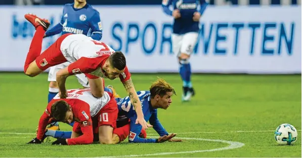  ?? Foto: Eibner Pressefoto ?? Eine Bauchlandu­ng legten die Augsburger (oben Jeffrey Gouweleeuw, unten Daniel Baier) letztlich auf Schalke hin. Ihre Aufholjagd wurde nicht belohnt und sie unterlagen 2:3.