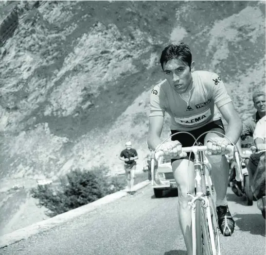  ??  ?? El belga Eddy Merckx ganó en 1969 el primero de cinco Tours consecutiv­os