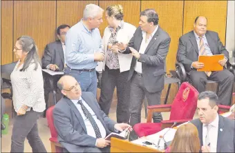  ??  ?? Los senadores Fidel Zavala, del Partido Patria Querida, y el acusado Víctor Bogado (ANR, cartista) conversan durante la sesión extra de la Cámara de Senadores.