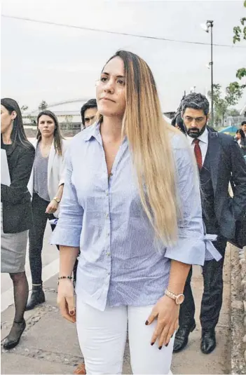  ??  ?? Natalia Duco saliendo de su única audiencia en el TED, en octubre de 2018.