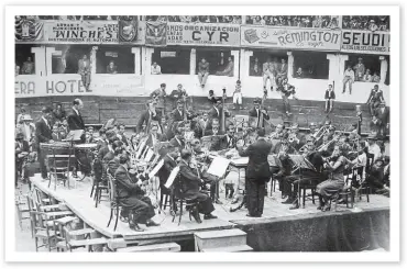  ??  ?? • Fotografía de la primera presentaci­ón pública de la Orquesta Sinfónica Nacional del Ecuador, en la década de 1950. Plaza de Toros Arenas, fundada en 1930.