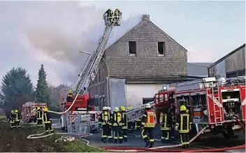  ?? FOTO (ARCHIV): AHLEN ?? In Niederkrüc­hten sind die Wege für die Feuerwehr mitunter weit – hier beim Einsatz im Ortsteil Birth.