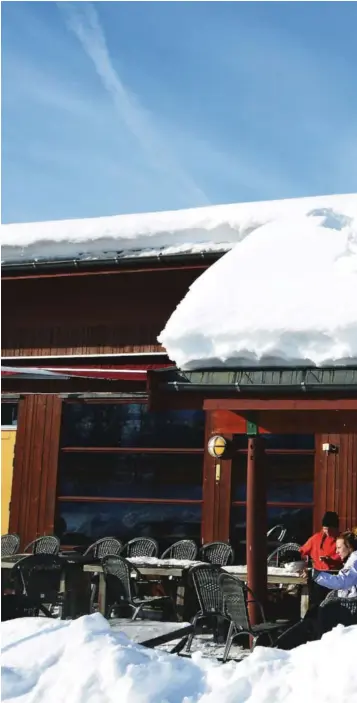 ??  ?? PASS OPP: Robin Tiller skuffer snø av taket i sola før påske. Når han ikke jobber, er han ute på ski – gjerne utenfor allfarvei.
