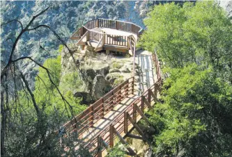  ?? Photos by Tom Stienstra / The Chronicle ?? From a viewing deck on a knife-edge outcrop (above), visitors get a full frontal of the 410-foot Feather Falls (top), one of the best waterfall views in Northern California.