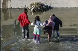  ?? JOHN MOORE – GETTY IMAGES ?? Immigrants cross the Rio Grande into El Paso, Texas.