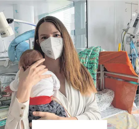  ?? FOTO: LARISSA HAMANN ?? Angelika Mayer spendet für die Kinder auf der Frühgebore­nenstation Muttermilc­h, ihr Sohn Hannes ist aber derzeit auch noch selbst Patient.