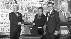  ??  ?? Hajiji (left) receiving a saxophone made of upcycled materials from Goh (centre) during the SHAREDA PropEX 2016 launch at Sabah Trade Centre in Kota Kinabalu yesterday. They are accompanie­d by Chan (right).
